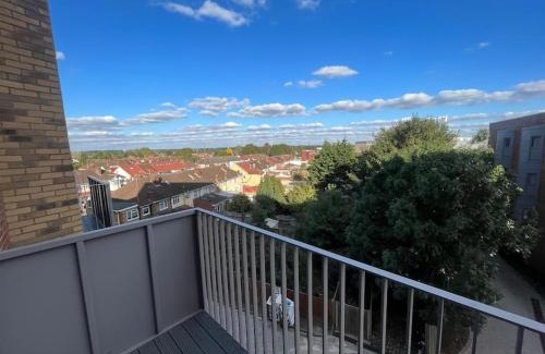Slough Apartment | Spacious Modern Flat by Slough Station