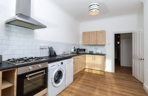 Portsmouth House | Spacious Modern House - Free on street parking