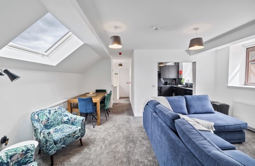 Montrose House | Spacious modern house in town center