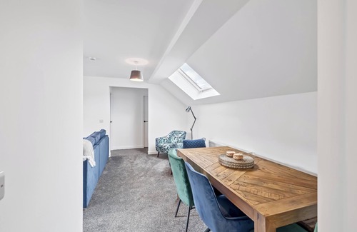 Montrose House | Spacious modern house in town center
