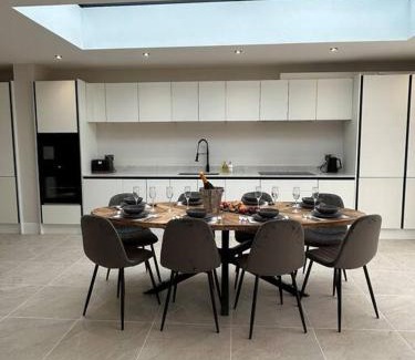 Huntington House | Spacious & Modern House Sleeps 8