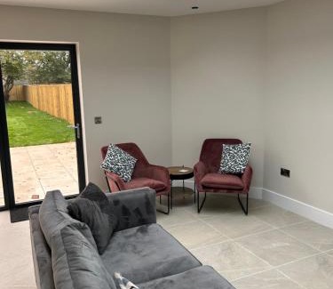 Huntington House | Spacious & Modern House Sleeps 8