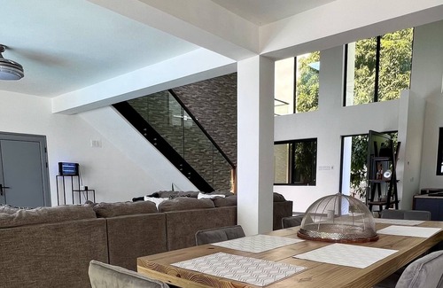 Whitehouse Villa | Spacious, modern, luxury group getaway overlooking Caribbean Sea