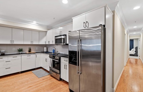 Northwest House | Spacious, Modern Luxury 2 bed, 2 bath w/Spectacular Rooftop!