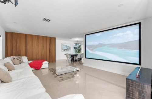 South Lake Apartment | Spacious Modern Mansion w Pool & Sauna in Hollywood close to Beach