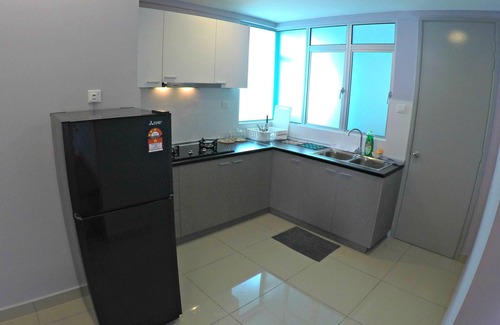 Kuala Lumpur Condo | Spacious, modern, near LRT station (5 mins walking)