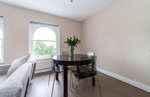 Redcliffe Apartment | Spacious Modern One Bedroom Flat in Chelsea