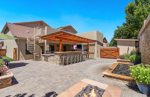 North Albuquerque Acres House | Spacious Modern Retreat. With 5 bedrooms and Gorgeous backyard