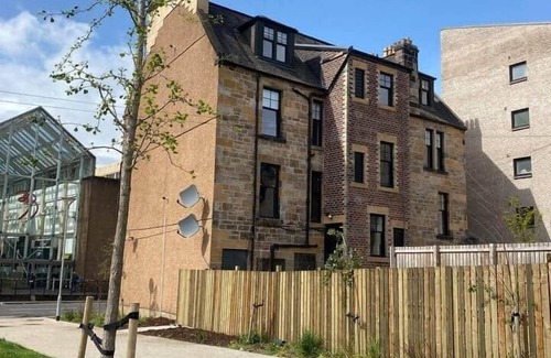 Paisley Apartment | Spacious modern sleeps 5 above live music pub