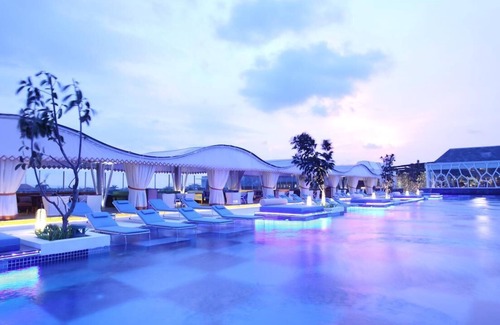 Central Seminyak Apartment | Spacious Modern Suite with Free Minibar Items (T Sand Suite24)