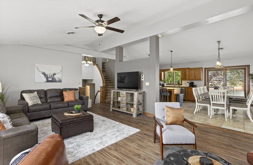 Huron House | Spacious Modern Farmhouse - Pickleball Court & near Beach!