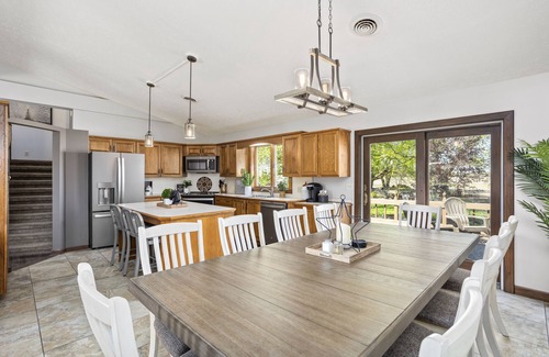 Huron House | Spacious Modern Farmhouse - Pickleball Court & near Beach!