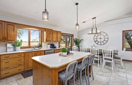 Huron House | Spacious Modern Farmhouse - Pickleball Court & near Beach!