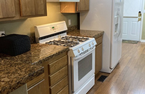 Mount Pleasant House | Spacious Mountain Home 5 min from trails, hiking, SUV, fishing