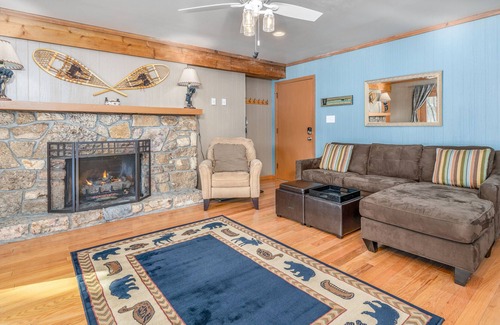 Sugar Mountain Condo | Spacious Mountain Retreat Near the Lifts W/ Gas Fireplace, Scenic Deck & WiFi!