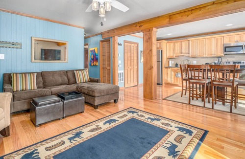 Sugar Mountain Condo | Spacious Mountain Retreat Near the Lifts W/ Gas Fireplace, Scenic Deck & WiFi!