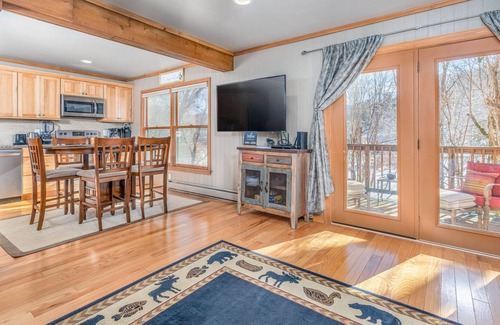 Sugar Mountain Condo | Spacious Mountain Retreat Near the Lifts W/ Gas Fireplace, Scenic Deck & WiFi!