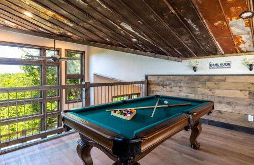 Gatlinburg - Pigeon Forge House | Spacious Mountain Chalet with Private Pool