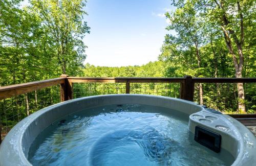 Gatlinburg - Pigeon Forge House | Spacious Mountain Chalet with Private Pool