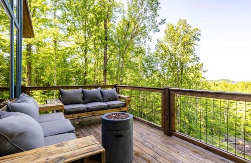 Gatlinburg - Pigeon Forge House | Spacious Mountain Chalet with Private Pool