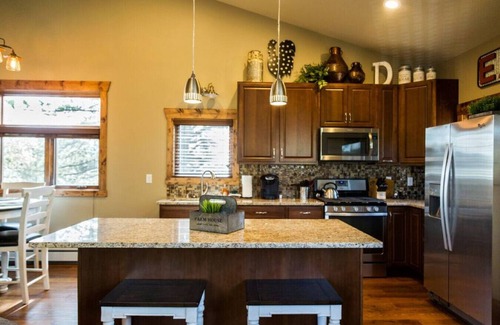 Estes Park Cabin | Spacious mountain condo. Awesome views, Jacuzzi Tub.