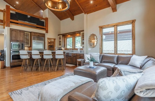 Stonegate House | Spacious Mountain Escape—Golf Views, Village Vibes & Room for All!