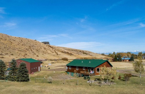 Wineglass House | Spacious Mountain View Home in Livingston