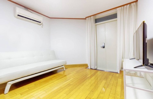 Hoehyeon-dong House | ★SPACIOUS★MYEONGDONG★ 2BDR2BATH- 2MIN WALK★