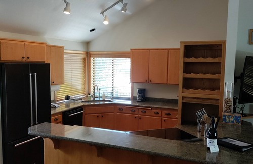 Sunriver House | Spacious N. Sunriver home w/hot tub, A/C, bikes