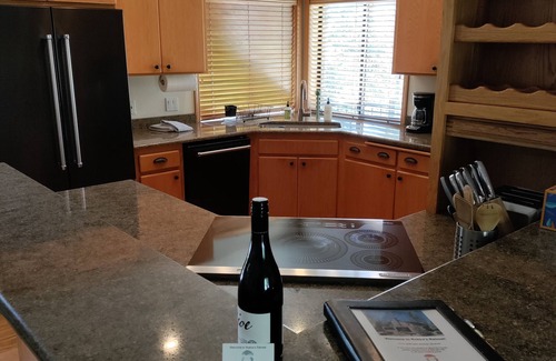 Sunriver House | Spacious N. Sunriver home w/hot tub, A/C, bikes