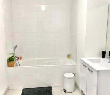La Courrouze Apartment | Spacious Near Center Terrace et Parking