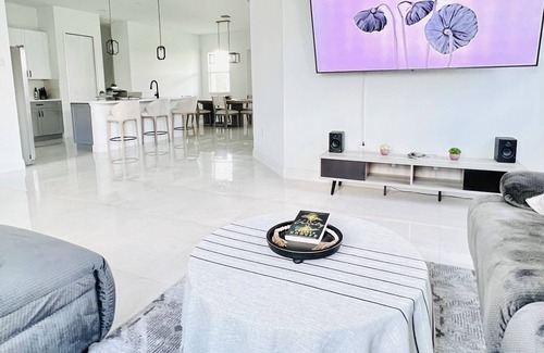 Eisenhower House | Spacious New Build Close to Fort Myers Sleeps 10+