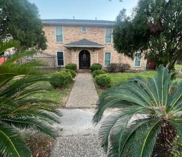 North Houston Villa | Spacious NEWLY renovated 5BR HTX Luxury Living