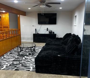 North Houston Villa | Spacious NEWLY renovated 5BR HTX Luxury Living