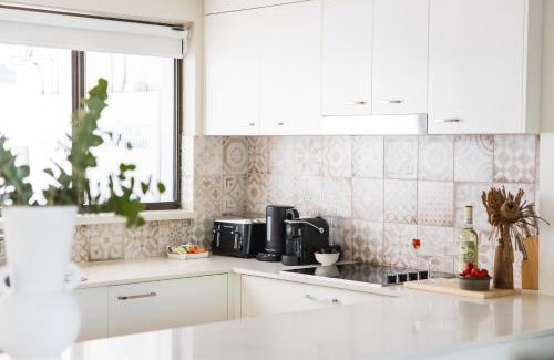Noosa Heads Apartment | Spacious Noosa Parade villa walking distance to Hastings St and Main Beach