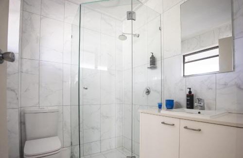 Noosa Heads Apartment | Spacious Noosa Parade villa walking distance to Hastings St and Main Beach