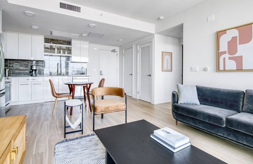 Downtown Oakland Apartment | Spacious Oakland 1BR w/AC, W/D, Sky Deck, next to BART, by Blueground