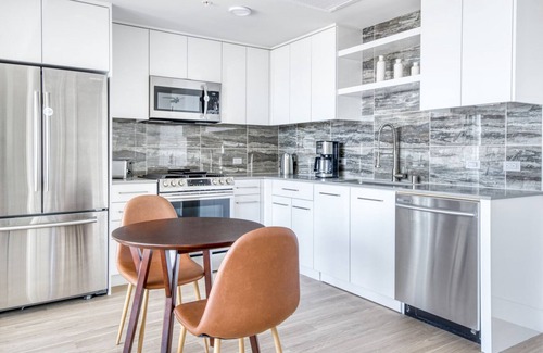 Downtown Oakland Apartment | Spacious Oakland 1BR w/AC, W/D, Sky Deck, next to BART, by Blueground
