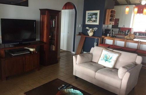 North Side Cottage | SPACIOUS OCEAN FRONT PROPERTY-RUM POINT DRIVE w/Private Beach. Pet Friendly.