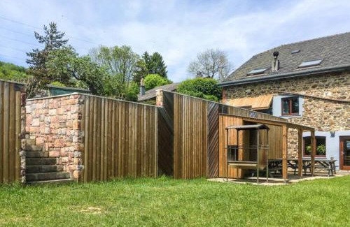 Trois-Ponts House | Spacious old farmhouse with top-of-the valley view