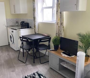 Bletchley House | Spacious one bedroom Self Contain with toilet and bath