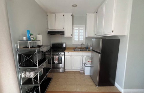 Hawthorne House | Spacious One Bedroom Back house near SpaceX