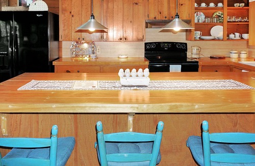 Wimberley Cabin | Spacious one bedroom log cabin with views for miles! Only one mile from the Wimb