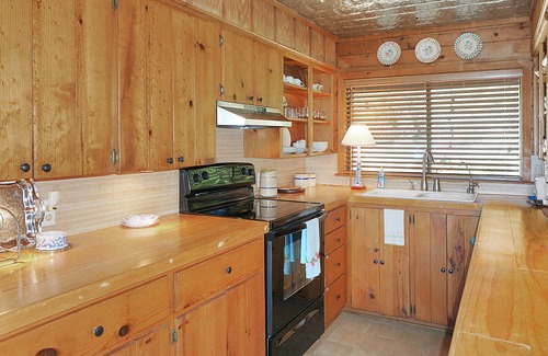 Wimberley Cabin | Spacious one bedroom log cabin with views for miles! Only one mile from the Wimb
