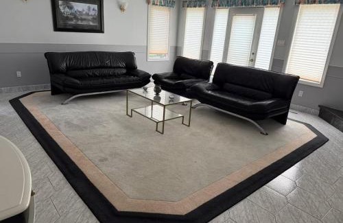 Highland House | Spacious, Peaceful & Perfectly Located - 4BR,3BA