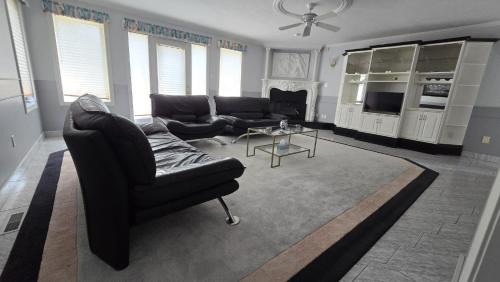 Highland House | Spacious, Peaceful & Perfectly Located - 4BR,3BA