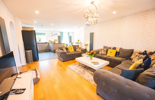 Trearddur Bay Cottage | Spacious, Pet friendly 4 Bed, 3 Bath Villa + Hot Tub, 5 mins to Trearddur Beach