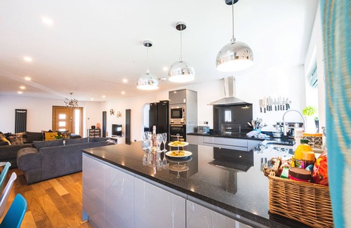 Trearddur Bay Cottage | Spacious, Pet friendly 4 Bed, 3 Bath Villa + Hot Tub, 5 mins to Trearddur Beach