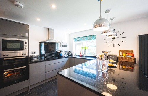Trearddur Bay Cottage | Spacious, Pet friendly 4 Bed, 3 Bath Villa + Hot Tub, 5 mins to Trearddur Beach