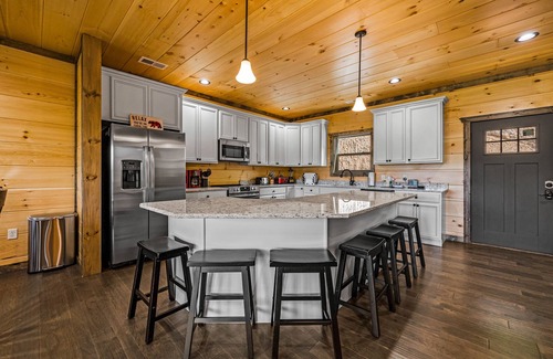 Gatlinburg - Pigeon Forge Cabin | Spacious Pet Friendly, Great views, Hot Tub, Arcade, Theater.